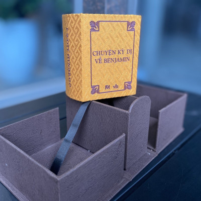 (Bản vi quyền in 100 cuốn bản kèm hộp meca cứng trong 3 mặt và bộ 3 postcard màu) CHUYỆN KỲ DỊ VỀ BENJAMIN – F. Scott Fitzgerald – Nguyễn Việt Hải dịch - Phúc Minh Books