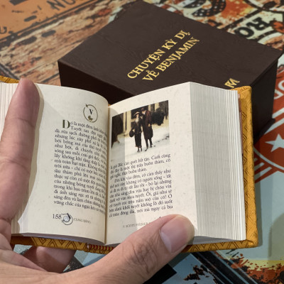 (Bản vi quyền in 100 cuốn bản kèm hộp meca cứng trong 3 mặt và bộ 3 postcard màu) CHUYỆN KỲ DỊ VỀ BENJAMIN – F. Scott Fitzgerald – Nguyễn Việt Hải dịch - Phúc Minh Books
