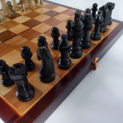 Bộ bàn cờ vua gỗ hương ,và quân sừng trắng ,sừng đen cao cấp tuyệt đẹp 