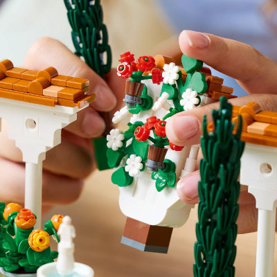 LEGO ADUTLS 10359  Đồ Chơi Lắp Ráp Khu Vườn Tây Ban Nha (1302 chi tiết)