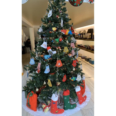 Khẩu trang vải thêu hình Noel.