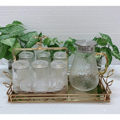 COMBO BỘ BÌNH CỐC THỦY TINH CHỊU NHIỆT LÊN TỚI 400 ĐỘ C KÈM KHAY VƯƠNG MIỆN VÀNG VÀ GIÁ ÚP CỐC ( BÌNH BẦU, CỐC 360ML)