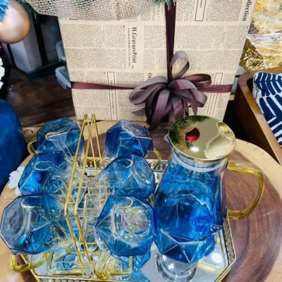 COMBO BỘ BÌNH ĐỰNG NƯỚC UỐNG THỦY TINH CAO CẤP KÈM 6 CỐC MÀU XANH NƯỚC BIỂN, KHAY VÀ GIÁ ÚP - VD106