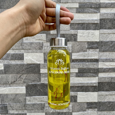 Bình thủy tinh đựng nước saffron Kingdom cao cấp, chai thủy tinh có nắp đậy, bình nước thủy tinh có dây xách tiện lợi, chai nước thủy tinh có mặt kính ép dày, chịu được nhiệt độ cao, dày dặn, cường lực và bền bỉ - 500ml