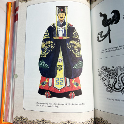 ẤN BẢN BÌA DA PU CAO CẤP VÀ GIỚI HẠN - NGÀN NĂM ÁO MŨ - TRẦN QUANG ĐỨC -