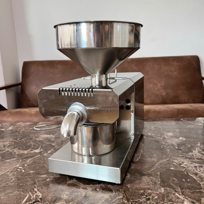 Máy ép dầu ăn thực vật thế hệ mới dùng kinh doanh sản xuất thương hiệu Mỹ Septree K39 - Công suất 1350W - Hàng nhập khẩu (Bảo Hành 1 Năm)