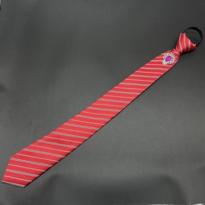 Cà vạt 6cm màu đỏ kẻ xéo thắt sẵn đính đá hồng sang trọng