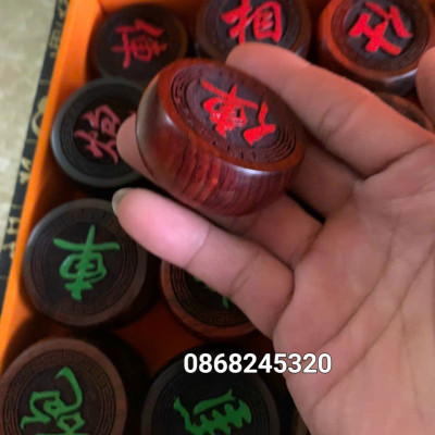 Combo Bàn cờ tướng gỗ gõ khảm ốc kết hợp vỏ bào ngư xanh đỏ +quân cờ gỗ trắc kt 4.5×1.5cm đẹp long lanh 