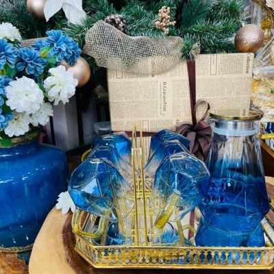 COMBO BỘ BÌNH ĐỰNG NƯỚC UỐNG THỦY TINH CAO CẤP KÈM 6 CỐC MÀU XANH NƯỚC BIỂN, KHAY VÀ GIÁ ÚP - VD106