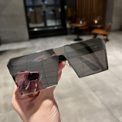 Kính râm thời trang tương lai sành điệu