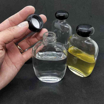Chai Thủy Tinh 100ml mẫu bầu dục kiểu dẹt nắp nhựa đen tròn - Chai thủy tinh mini – Lọ thủy tinh nhỏ