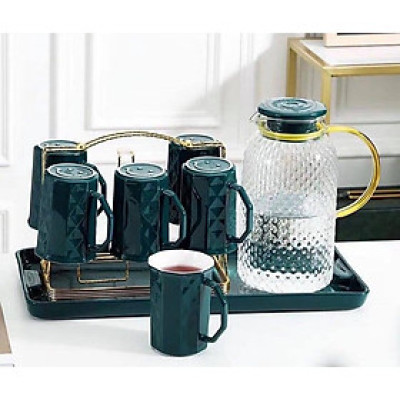 Bộ bình đựng nước thủy tinh kèm 6 cốc màu khay sứ, giá úp cốc kim loại mạ vàng sang trọng