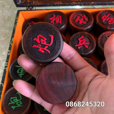 Combo Bàn cờ tướng gỗ gõ khảm ốc kết hợp vỏ bào ngư xanh đỏ +quân cờ gỗ trắc kt 4.5×1.5cm đẹp long lanh 
