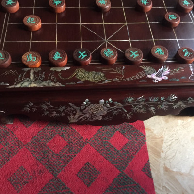 Combo Bàn cờ tướng gỗ gõ khảm ốc kết hợp vỏ bào ngư xanh đỏ +quân cờ gỗ trắc kt 4.5×1.5cm đẹp long lanh 