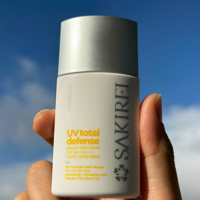 Chống nắng vật lý làm sáng mịn da Sakirei UV Total Defense Broad Spectrum SPF 50+ PA++++ Tinted Sunscreen