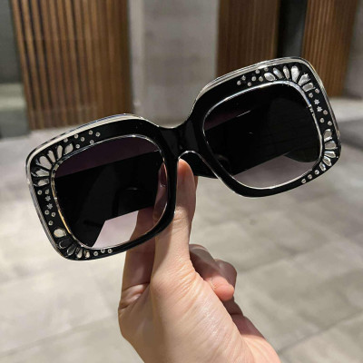 Kính râm đính đá nổi bật sành điệu cho nữ