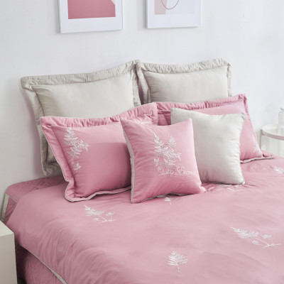 Bộ Chăn Ga Gối Everon cao cấp mẫu mới nhất của năm 2021. Bộ sản phẩm gồm: 1 ga phủ  hoặc ga chun chần có giá chi tiết theo sản phẩm, 1 chăn 4 mùa có chần lớp bông mỏng bên trong , 2 vỏ gối nằm cỡ 45x65cm