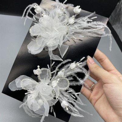 Cài tóc cô dâu hoa voan trắng đính lông vũ mới t8/2024