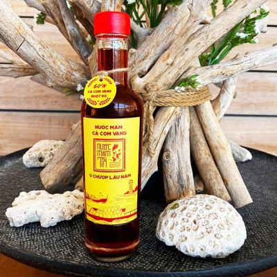 Nước Mắm Tĩn Cá Cơm Vàng Ruột Đỏ Độ Đạm 60N Tự Nhiên Chai Thuỷ Tinh 250ml Nước Mắm Rin Nguyên Chất Truyền Thống Sạch Nước Mắm Nhỉ Từ Thùng Lều Gỗ Cốt Nhĩ Đặc Biệt Cá Cơm Vàng Ruột Đỏ Muối Tinh Khiết, Sánh Đặc Thịt Cá, Không Chất Bảo Quản