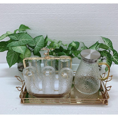 COMBO BỘ BÌNH CỐC THỦY TINH CHỊU NHIỆT CAO CẤP KÈM KHAY VƯƠNG MIỆN VÀNG VÀ GIÁ ÚP CỐC