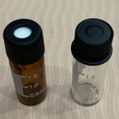 Chai thủy tinh 1,5ml ( 2ml ) + Nắp vặn đen 8-425, 100 cái hộp, Alain TQ.