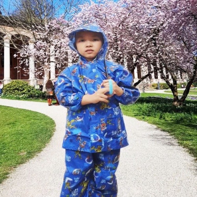 Bộ áo mưa cho  bé trai  và  bé gái từ  9 -  10 tuổi - Áo mưa vải dù nhẹ  , gọn chống thấm  , kèm túi đựng xinh xắn ,giao màu ngẫu nhiên