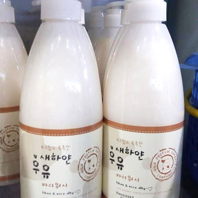 Sữa tắm trắng Welcos White Milk Body Wash 740g + Móc khóa