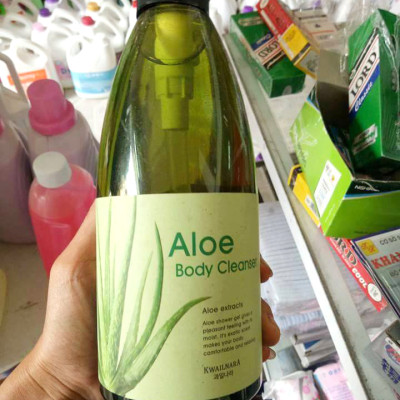 Sữa tắm tinh chất lô hội Welcos Aloe Body Cleanser 740ml + Móc khóa