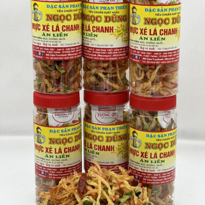 Mực xé lá chanh hộp 250 gram đã chế biến ăn liền ngon ơi là ngon của shop Đặc Sản Biển Phan Thiết NGỌC DŨNG. Hạn sử dụng 12 tháng kể từ ngày đặt hàng