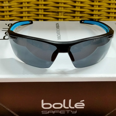 KÍNH BẢO HỘ BOLLE TRYON, Lớp phủ Platinum có khả năng chống xước cao, chống lại các hóa chất mạnh nhất và làm chậm sự xuất hiện của sương mù.  Bảo vệ 99,9% tia UVA/UVB