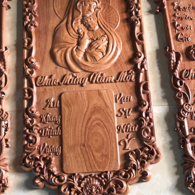 Đốc lịch treo tường trạm khắc đức mẹ cứu giúp bằng gỗ hương đá kt 37×77×3cm