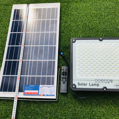 Đèn Năng Lượng Mặt Trời Chống Lóa 300W Vỏ Nhôm Nguyên Khối
