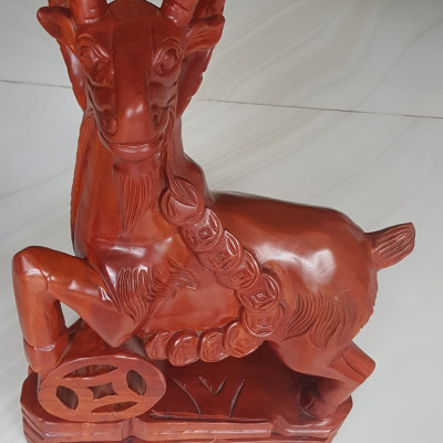Tượng Gỗ Mỹ Nghệ trạm hình Con Dê đứng tiền màu đỏ đẹp Size cao 50cm ngang 30cm sâu 15cm Ý nghĩa trưng con dê gỗ trong nhà, trên bàn cầu mong cuộc sống bình an, may mắn, sung túc , tài lộc ạ