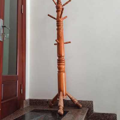 Cây treo quần áo gỗ thân to chân thẳng màu nâu nhạt 