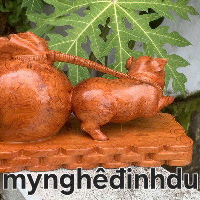 Tượng con heo ( lợn) kéo bao vàng cầu tài lộc bằng gỗ hương đá kt 40x21x15cm