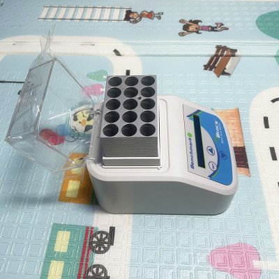 Máy ủ nhiệt khô mini cho 15 ống đường kính 13mm