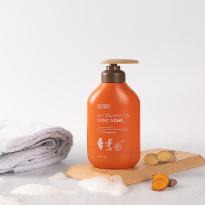 Combo 2 chai Sữa tắm thảo dược hữu cơ Gừng Nghệ Cỏ Cây Hoa Lá - Chiết Xuất Từ 7 Loại Thảo Dược Quý - Phòng Cảm, Tránh Gió, Dưỡng Da - Cho Con Cho Mẹ, Cho Đại Gia Đình, chai 500gr