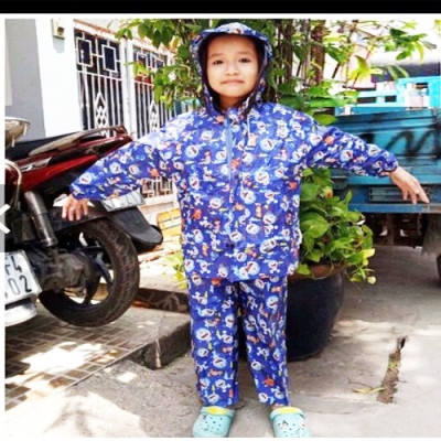 Bộ áo mưa cho  bé trai  và  bé gái từ  9 -  10 tuổi - Áo mưa vải dù nhẹ  , gọn chống thấm  , kèm túi đựng xinh xắn ,giao màu ngẫu nhiên