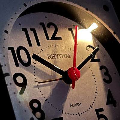 Đồng hồ Báo thức Rhythm CRE310NR02 – KT: 8.0 x 8.2 x 4.2cm. Vỏ nhựa. Dùng Pin.