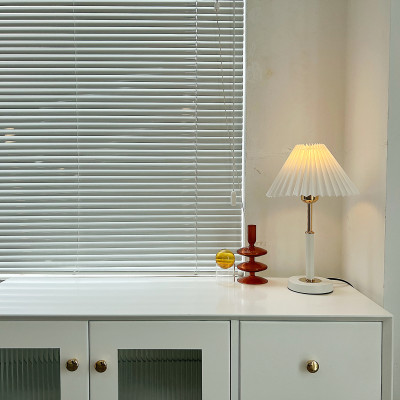 Đèn ngủ để bàn trang trí kim loại trắng vàng vintage chao xếp ly DBK002