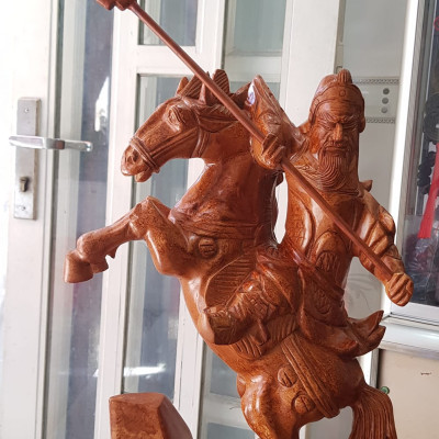 Tượng Quan Công cưỡi ngựa gỗ nu gõ hay gỗ gõ vẽ nu cao 50cm ( tính đao 70cm ) x Ngang 40cm x Sâu 15cm Biểu tượng sức mạnh sự dũng mãnh kiên cường anh chị trưng phòng khách đẹp ạ