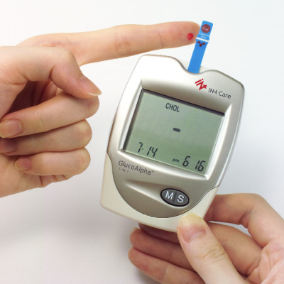 Máy đo đường huyết, mỡ máu, axit uric trong máu 3 trong 1 GlucoAlpha - IN4 Technology - Đủ bộ 3 que thử đường huyết, cholesterol, acid uric