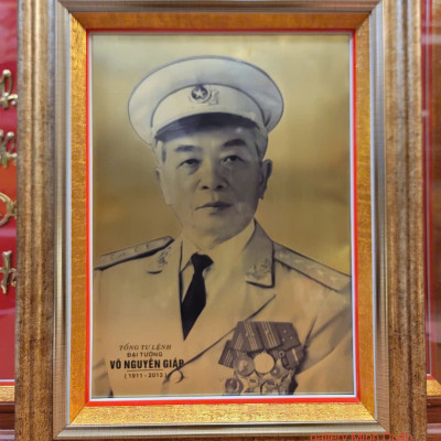 Ảnh chân dung Chủ tịch Hồ Chí Minh , Đại Tướng Võ Nguyên Giáp, Tổng Bí thư Nguyễn Phú Trọng bằng đồng vàng 