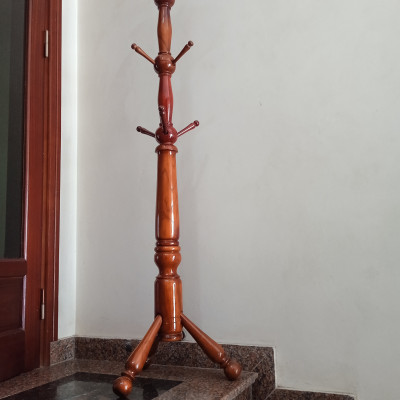 Cây treo quần áo gỗ thân to chân thẳng màu nâu đậm