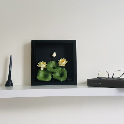 Tranh hoa giấy handmade trang trí cao cấp HOA SEN TRẮNG 25x25 - Maypaperflower Hoa giấy nghệ thuật