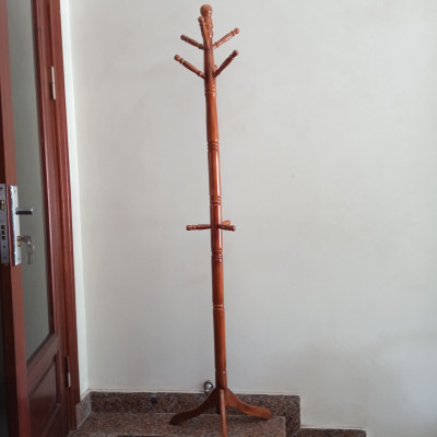 Cây treo quần áo N H home gỗ thân nhỏ màu nâu 