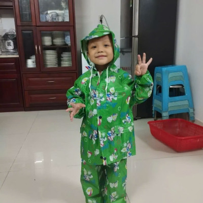 Bộ áo mưa cho  bé trai  và  bé gái từ  9 -  10 tuổi - Áo mưa vải dù nhẹ  , gọn chống thấm  , kèm túi đựng xinh xắn ,giao màu ngẫu nhiên