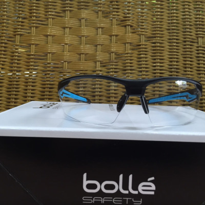 KÍNH BẢO HỘ BOLLE TRYON, Lớp phủ Platinum có khả năng chống xước cao, chống lại các hóa chất mạnh nhất và làm chậm sự xuất hiện của sương mù.  Bảo vệ 99,9% tia UVA/UVB
