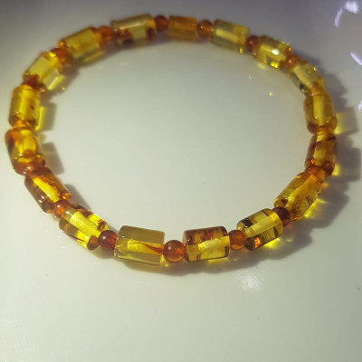 Vòng tay đá Hổ Phách Lu Kiểu SỊN tự nhiên Rẻ Đẹp Màu Vàng Anh Đậm nhạt 6mm  Nữ người lớn và bé nhỏ đeo rất xinh đẹp sang tốt sức khỏe không đá nào sánh kịp  Đá hổ phách không chỉ quý Chuẩn tốt hợp mệnh Thổ, mệnh Kim, mệnh Thủy may mắn tài lộc ạ