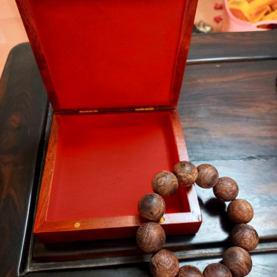 Vòng gỗ sưa đỏ ,đang là mộc vòng phong thủy kt 20ly 